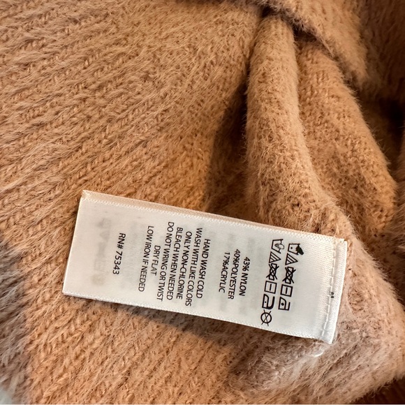 NWT V-neck camel sweater - Picture 6 of 7